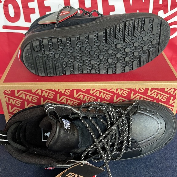 Vans • WMNS Sk8-Hi Mte-2
Black/Black
VN0007NKBKA
boots - sneakers - Picture 6 of 16